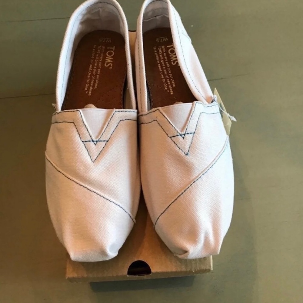 SOLD💋TOMS White w/Blue Stitching